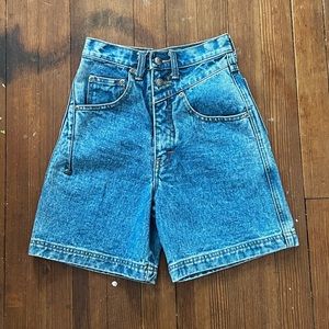 Nuovo size 1 medium wash vintage denim shorts